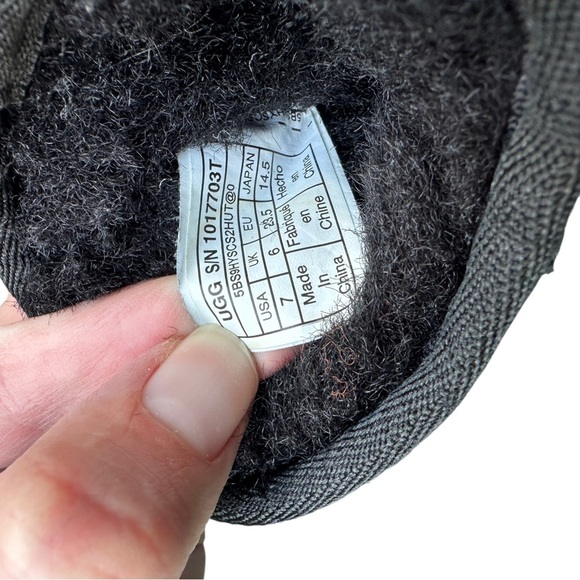 UGG Black suede boot size 7 toddler - Picture 6 of 9